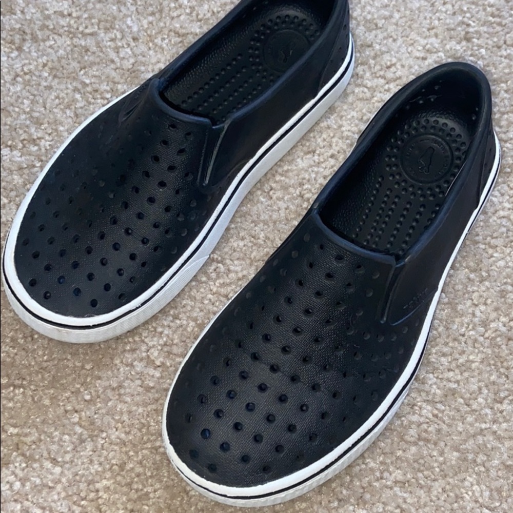 Native miles black & white J1
